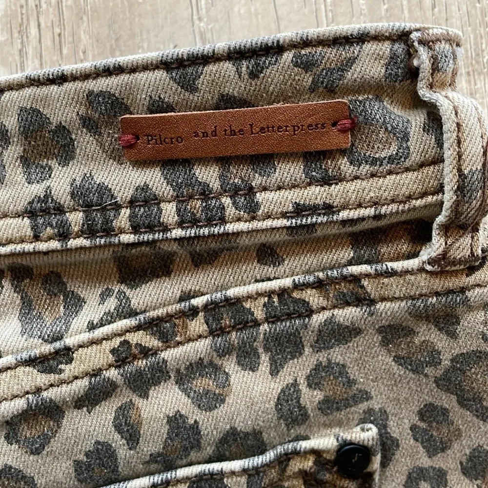 Anthropologie Pilcro Hyphen
Cuffed Leopard Print Denim Shorts
Size 26 - Picture 9 of 12